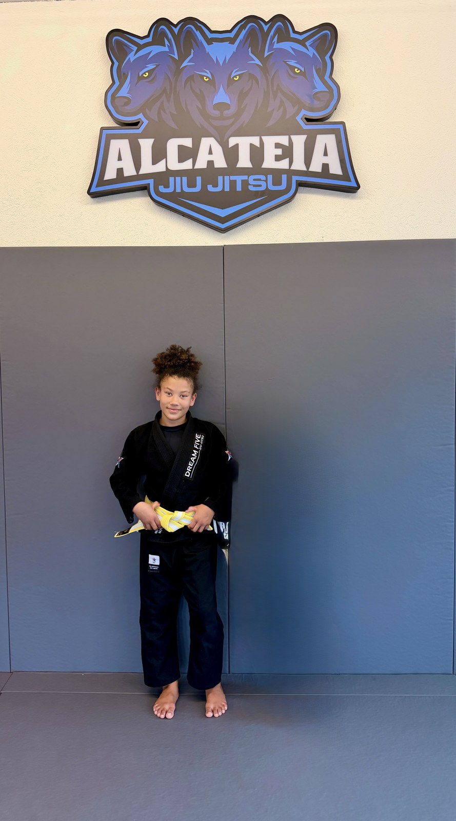 Bei Alcateia Jiu Jitsu mit ihrem gelb-weissen Gurt.