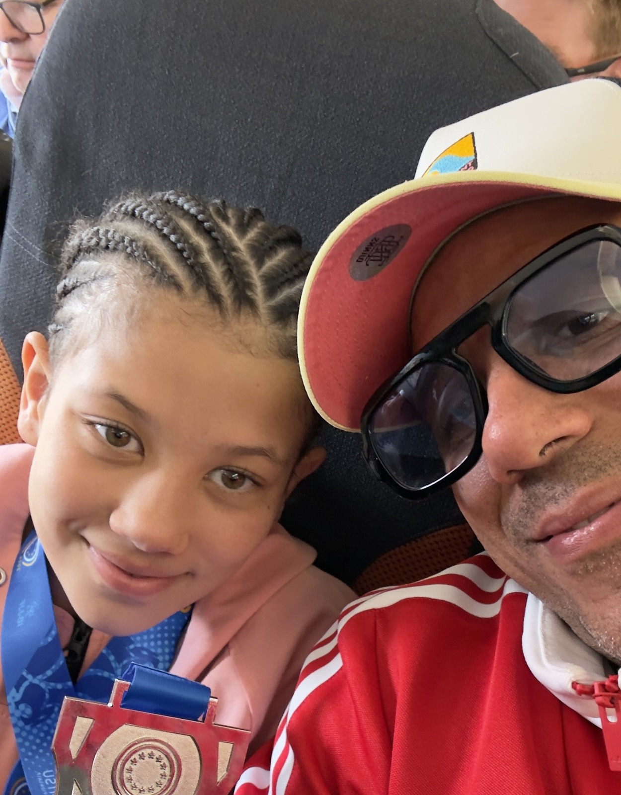 Mit ihrem Vater nach der European Kids IBJJF Championship 2026, die Silbermedaille in der Hand.